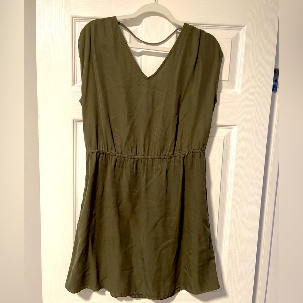 Never worn Universal Thread popover v neck dress - olive green M
